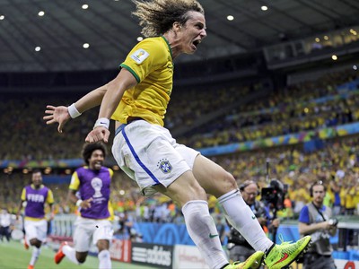 David Luiz oslavuje svoj famózny gól z priameho kopu