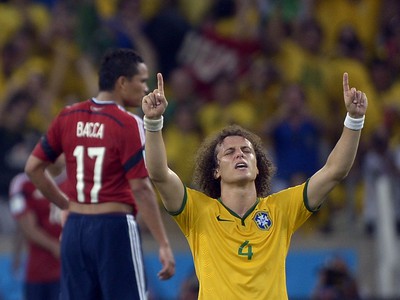 David Luiz oslavuje postup Brazílie do semifinále