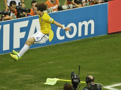 David Luiz oslavuje svoj famózny gól z priameho kopu