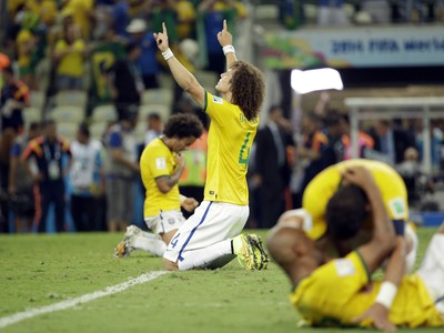 David Luiz so spoluhráčmi oslavuje postup Brazílie do semifinále