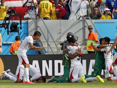Futbalisti Kostariky oslavujú triumf
