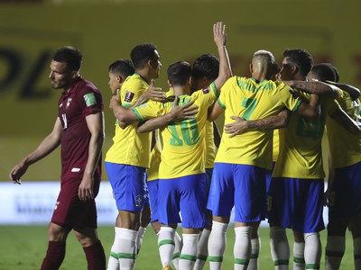 Radosť Brazílčanov po strelenom góle do siete Venezuely 