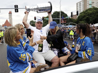 Brett Hull počas osláv Stanley Cupu, ktorý minulú sezónu získal tím St. Louis Blues