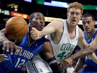 Brian Scalabrine bojuje o