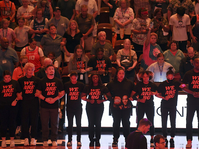 Basketbalistky Phoenix Mercury a Connecticut Sun držali 42 sekúnd ticha na podporu Grinerovej