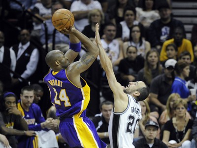 Bryant (Lakers) strieľa cez
