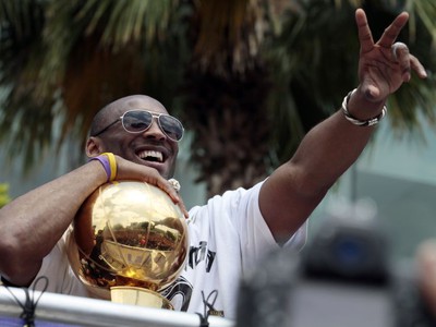 Kobe Bryant s trofejou
