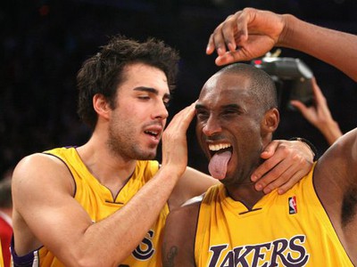 Kobe Bryant prijíma gratuláciu