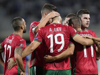 Bulharskí futbaloví reprezentanti oslavujú gól do siete Talianska
