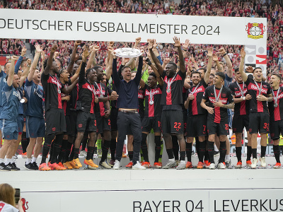Tím Leverkusenu s majstrovskou trofejou