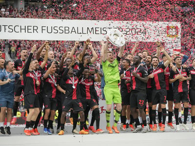 Tím Leverkusenu s majstrovskou trofejou