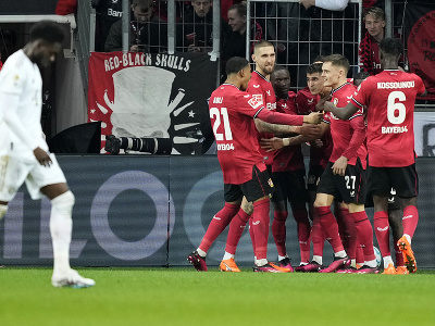 Futbalisti Leverkusenu oslavujú gól do siete Bayernu