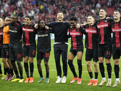 Hráči Leverkusenu oslavujú triumf