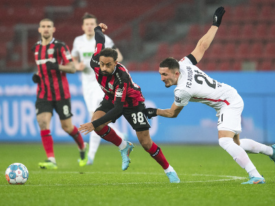 Karim Bellarabi sa snaží pretlačiť cez hráča Augsburgu
