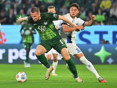 Slovenský hráč Denis Vavro (vľavo) z Wolfsburgu a Stefano Marino z Paderbornu v súboji o loptu
