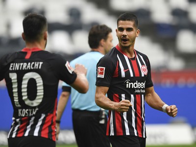Hráči Eintrachtu sa tešia z gólov v sieti Schalke 04