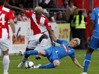 Aristide Bance a Andreas Beck v súboji