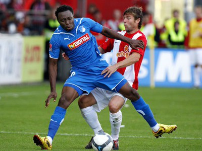 Chinedu Obasi a Florian Heller v súboji