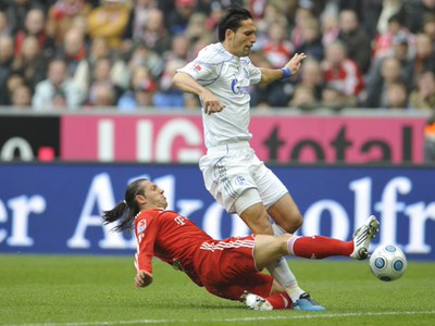 Martin Demichelis a Kevin Kuranyi v súbojio loptu