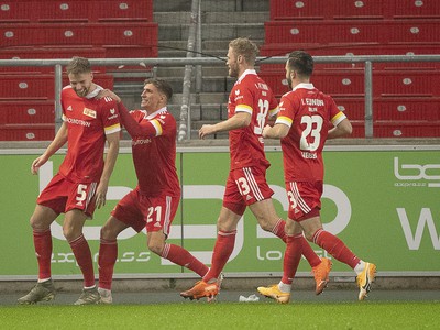 Radosť hráčov Unionu Berlín po góle do siete Stuttgartu