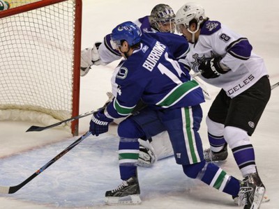 Alex Burrows práve prekonáva