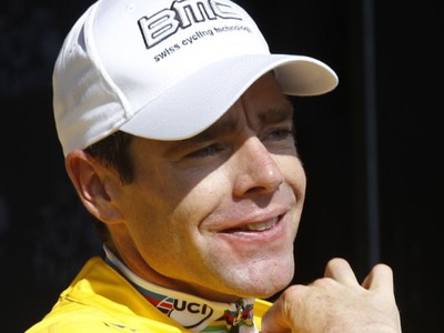 Cadel Evans v žltom drese lídra pretekov