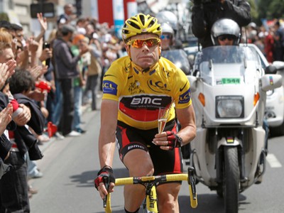 Cadel Evans si vychutnáva víťazné šampanské
