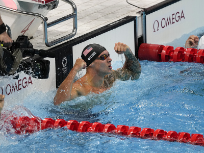 Americký plavec Caeleb Dressel sa raduje z víťazstva