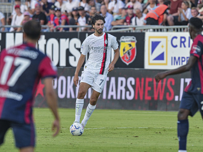 Yacine Adli (AC Miláno) sa púšťa do útoku proti obrane Cagliari
