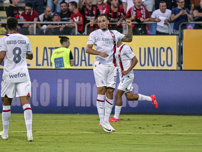 Hráč AC Miláno Noah Okafor dvíha ruku na znak gólového zápisu