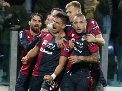Radosť hráčov Cagliari Calcio
