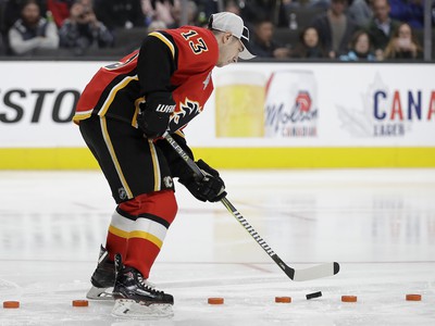 Na snímke hráč Calgary Johnny Gaudreau v súťaži zručnosti s pukom na All Star víkende NHL 