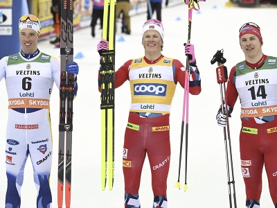 Víťazný nórsky bežec na lyžiach  Johannes Hoesflot Kläbo (uprostred) oslavuje s druhým Švédom Calleom Halfvarssonom (vľavo) a tretím Nórom Erikom Valnesom (vpravo) po pretekoch v šprinte klasicky na podujatí Svetového pohára v behu na lyžiach vo fínskom Lahti