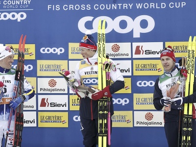 Víťazný nórsky bežec na lyžiach  Johannes Hoesflot Kläbo (uprostred) oslavuje na pódiu s druhým Švédom Calleom Halfvarssonom (vľavo) a tretím Nórom Erikom Valnesom (vpravo) po pretekoch v šprinte klasicky na podujatí Svetového pohára v behu na lyžiach vo fínskom Lahti