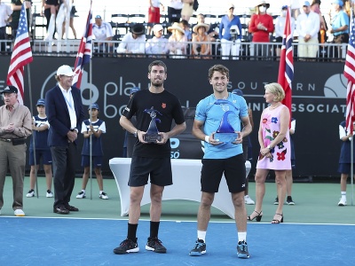 Nórsky tenista Casper Ruud (vpravo) pózuje s trofejou po víťazstve nad Britom Cameronom Norriem (vľavo) vo finále dvojhry na turnaji ATP v San Diegu
