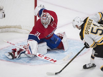 Ryan Spooner z Bostonu dáva rozhodujúci gól brankárovi Montrealu Canadiens Careymu Priceovi. 