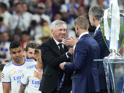 Carlo Ancelotti preberá medailu za triumf v Lige majstrov
