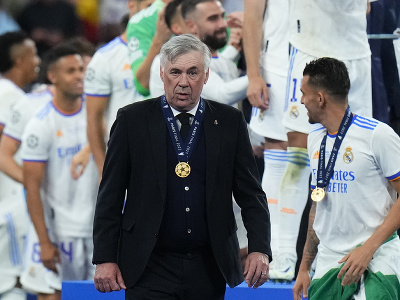 Oslavujúci Carlo Ancelotti s medailou za triumf v Lige majstrov