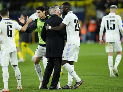 Carlo Ancelotti oslavuje triumf so svojimi hráčmi