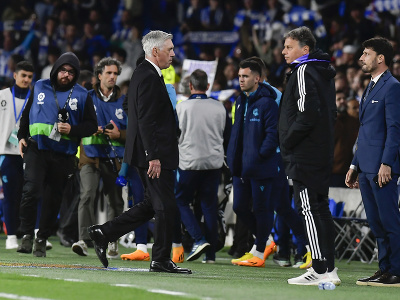 Tréner Realu Madrid Carlo Ancelotti opúšťa ihrisko s mrzutou tvárou