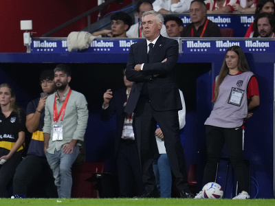 Zamyslený Carlo Ancelotti na lavičke Realu Madrid