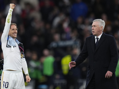 Luka Modrič a tréner Carlo Ancelotti sa radujú z víťazstva