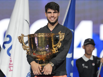 Španiel Carlos Alcaraz s trofejou z turnaja ATP 500 v Pekingu
