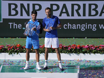 Španielsky tenista Carlos Alcaraz a Rus Daniil Medvedev po finále dvojhry mužov na turnaji ATP v Indian Wells