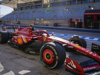 Carlos Sainz počas predsezónnych pretekov v Bahrajne