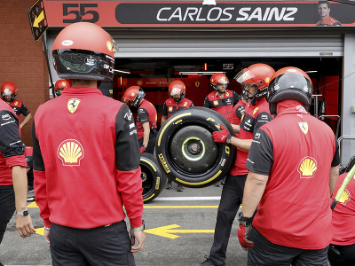 Carlos Sainz pri svojich mechanikoch Ferrari