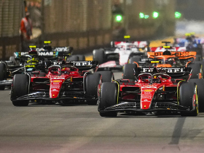 V popredí španielsky pilot formuly 1 Carlos Sainz na Ferrari a za ním jeho tímový kolega Charles Leclerc z Monaka po štarte Veľkej ceny Singapuru F1