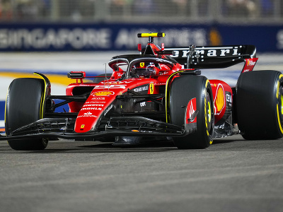Španielsky pilot formuly 1 Carlos Sainz na Ferrari po štarte Veľkej ceny Singapuru F1