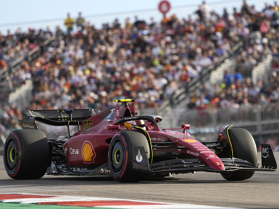 Španielsky pretekár Carlos Sainz bol najrýchlejší v sobotnej kvalifikácii na VC USA majstrovstiev sveta F1