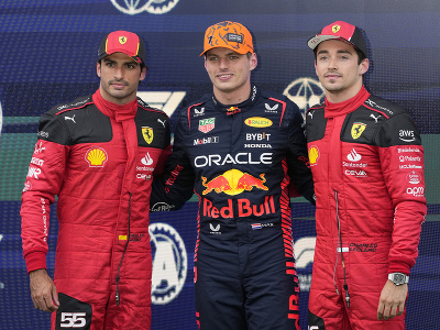 Kvalifikačný stupeň víťazov - zľava Carlos Sainz, Max Verstappen a Charles Leclerc